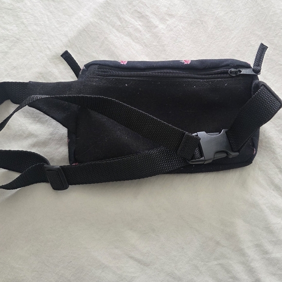 Vans Realm Fanny Pack in Black Rose Smoke Floral Pattern - Picture 5 of 5